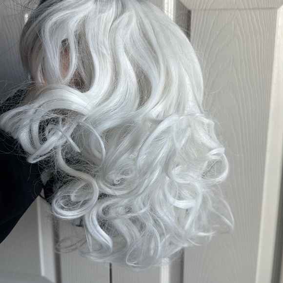 Short Black and White Wig Shoulder Length Wavy Two Tone Cosplay Wig Full Bangs - Picture 5 of 8